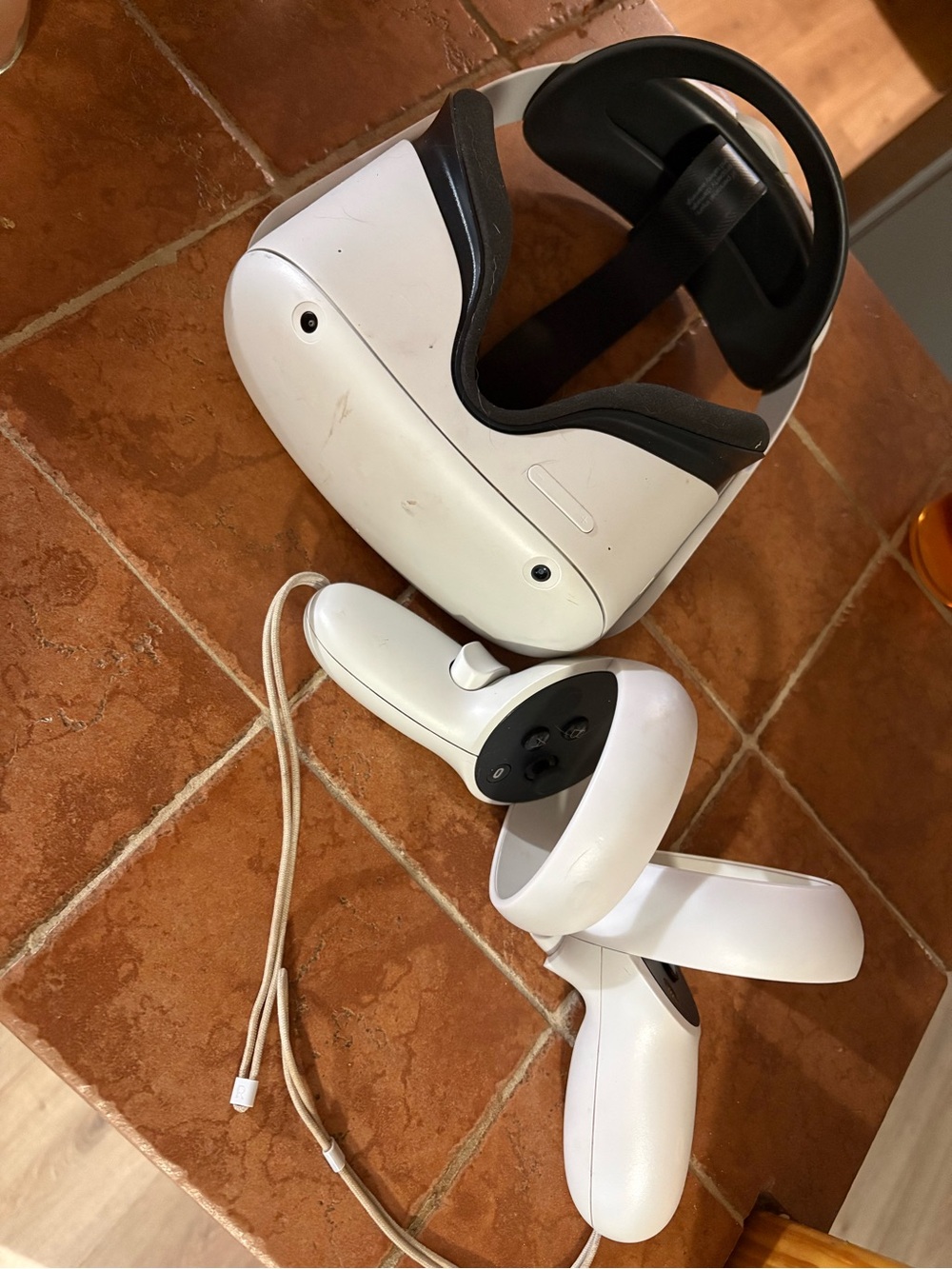 Oculus White Standalone VR Headset with White Motion Controllers